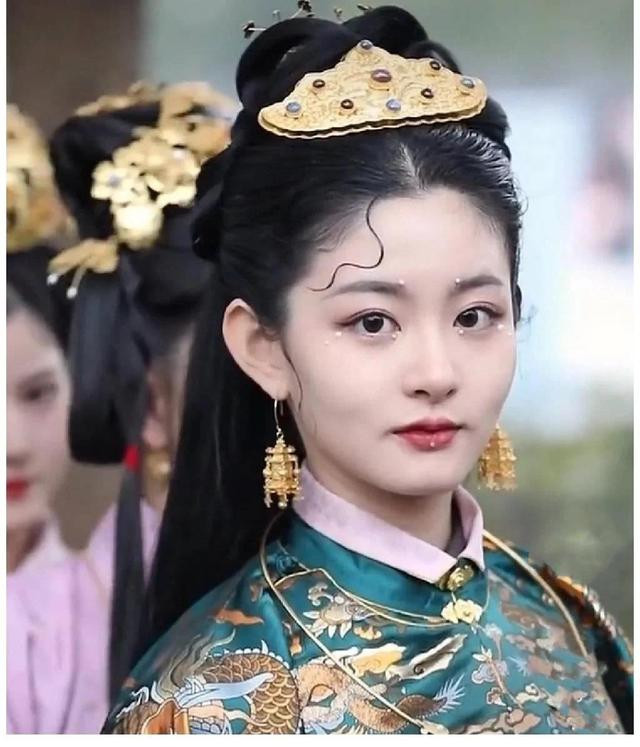 'Gà cưng' mới của Vu Chính: Tổ hợp visual giữa Triệu Lệ Dĩnh - Bạch Lộc, diễn xuất còn là ẩn số Ảnh 8