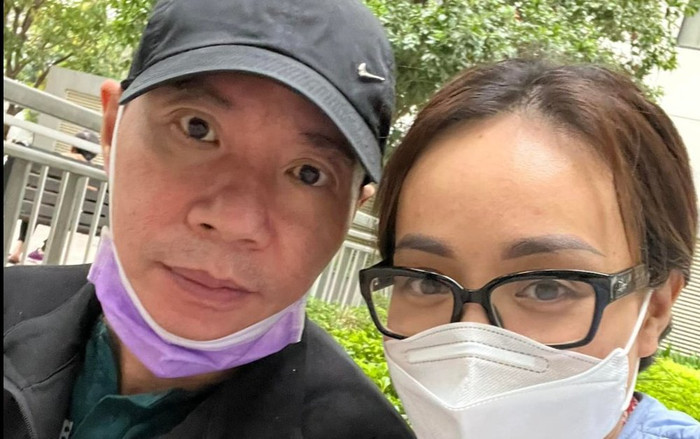 Hình ảnh mới nhất của nghệ sĩ Công Lý sau thời gian dài ra viện, vừa trùm chăn bông vừa tiếp khách Ảnh 2