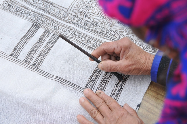 Nghệ thuật vẽ bằng sáp ong trên vải của người H’mong