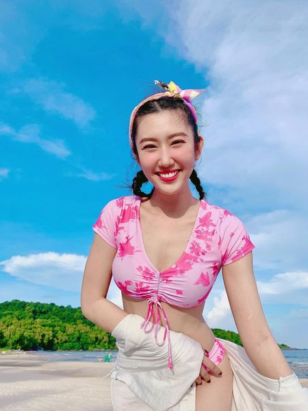 Trong các chuyến du lịch biển hay lưu trú tại khách sạn, resort có hồ bơi, Thúy Ngân thường khoe dáng bằng những bộ bikini có màu sắc nổi bật, tươi sáng. 