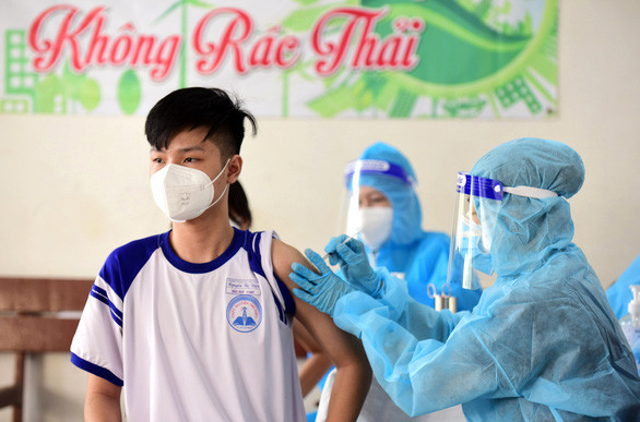 Học sinh trường THPT Nguyễn Thị Diệu (Q.3, TP. HCM) được tiêm vắc xin mũi 2- Ảnh: DUYÊN PHAN
