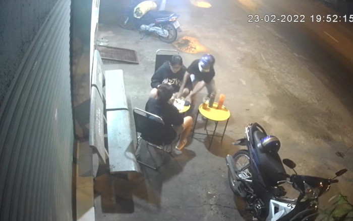 Clip: Thanh niên vờ hỏi mua hàng rồi giật tài sản xong tẩu thoát, 2 cô gái chỉ kịp nhìn theo bất lực Ảnh 2