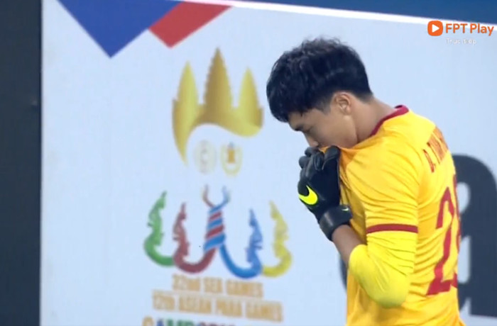 Thủ môn Tuấn Hưng xuất sắc cản phá cú sút 11m của cầu thủ Đông Timor.