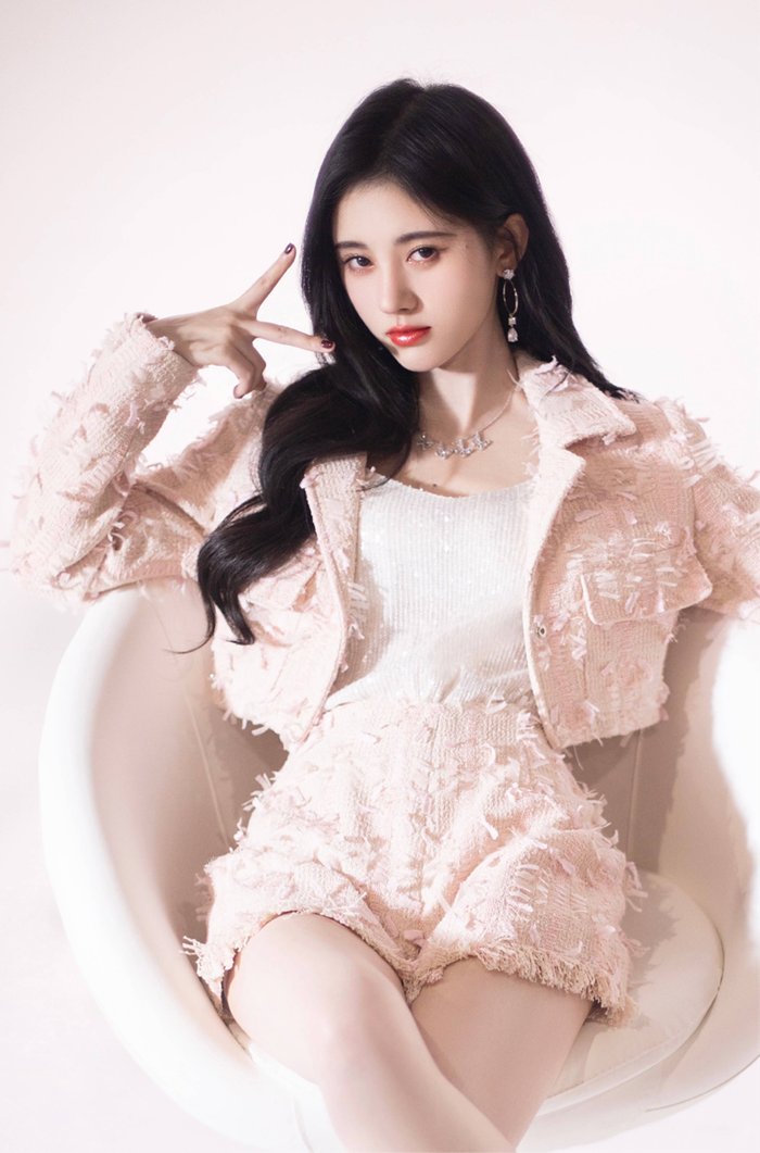 “Mỹ nữ 4000 năm” Cúc Tịnh Y áp dụng cách đánh phấn hồng ở đầu gối để tạo vẻ trong sáng, đáng yêu.