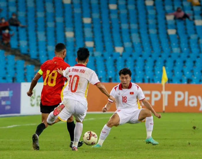 Tiến Đạt (số 18) đã cắn răng thi đấu trước Timor Leste. Ảnh: VFF