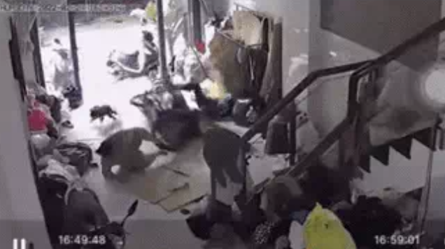 Tình huống khó đỡ, đâu phải ở trong nhà mà an toàn