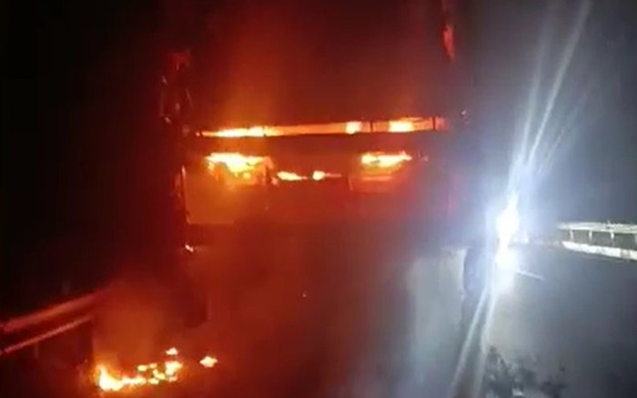 Clip: Xe đầu khéo chở ô tô Mercedes bất ngờ bốc cháy ngùn ngụt trên cao tốc Ảnh 2