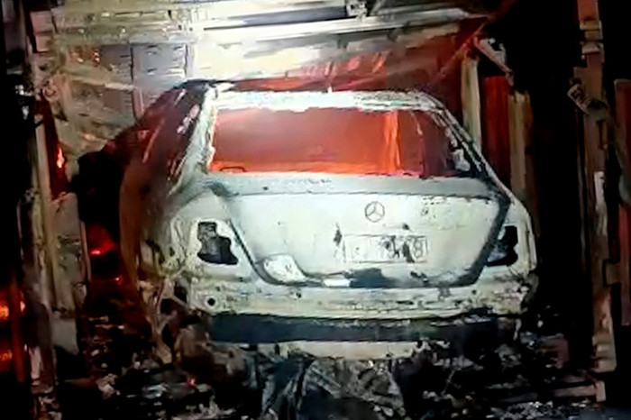 Xe Mercedes bị cháy trơ khung. Ảnh: Dân Trí