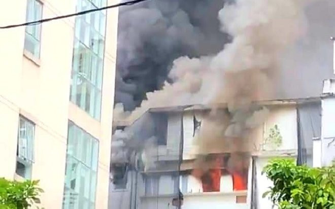 TP HCM: Cháy tòa nhà cao tầng đang phá dỡ, nhiều người hoảng sợ sơ tán Ảnh 2