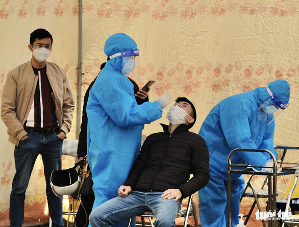 Xét nghiệm COVID-19 cho người dân tại phường Hoàng Liệt, Hoàng Mai, Hà Nội ngày 25-2 - Ảnh: NAM TRẦN