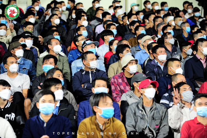 Khán giả Bình Định về sân Quy Nhơn cổ vũ đội nhà nhưng thầy trò HLV Đức Thắng đã phơi áo trước Viettel. Ảnh: Bình Định FC