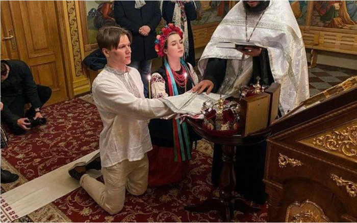 Đôi trẻ Ukraine vội vã kết hôn giữa tiếng còi báo động vang khắp đường phố Ảnh 2