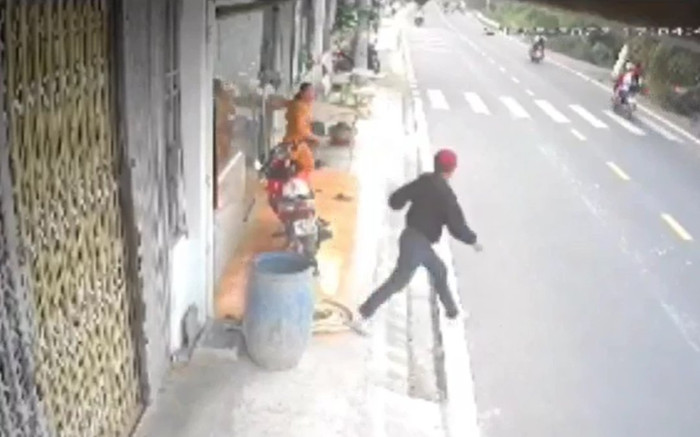 Clip: Vừa bẻ khóa định trộm xe máy, 2 kẻ gian bị người dân rượt đuổi hơn 7km như phim hành động Ảnh 2