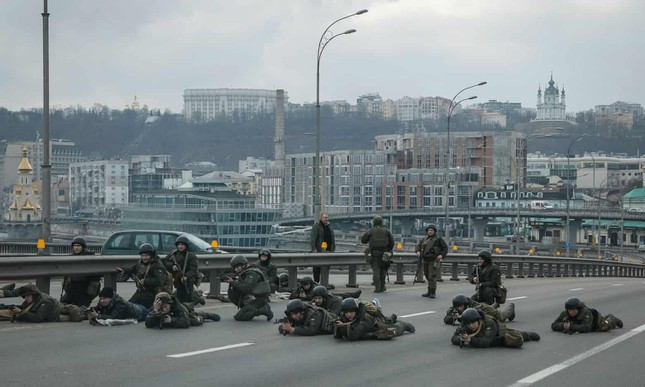 Vệ binh Quốc gia Ukraine dàn quân trên một cây cầu ở trung tâm thủ đô Kiev ngày 25/2. Ảnh: Reuters