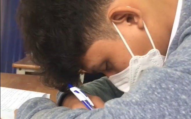 Clip: Ngồi đối diện cô giáo mà nam sinh vẫn ngủ ngon lành, dân tình nhìn cũng phải lắc đầu 'chào thua' Ảnh 2