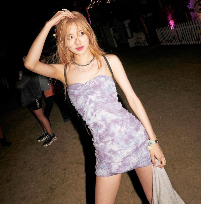 Đi quẩy thì nhất định phải lên đồ với em váy hai dây ôm sát body.