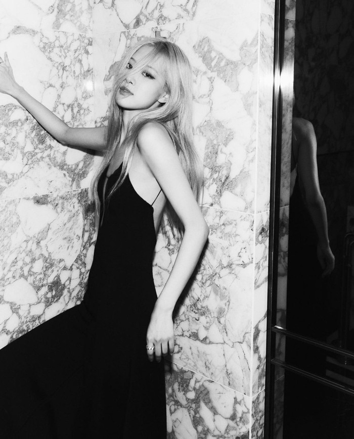 Váy ôm thân trên với đường cut-out tinh tế, phô diễn khung xương lưng đẹp.