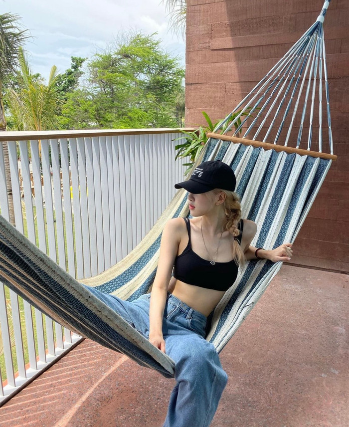 Nóng nực thì đổi gió với bra top, vừa phóng khoáng vừa sexy.