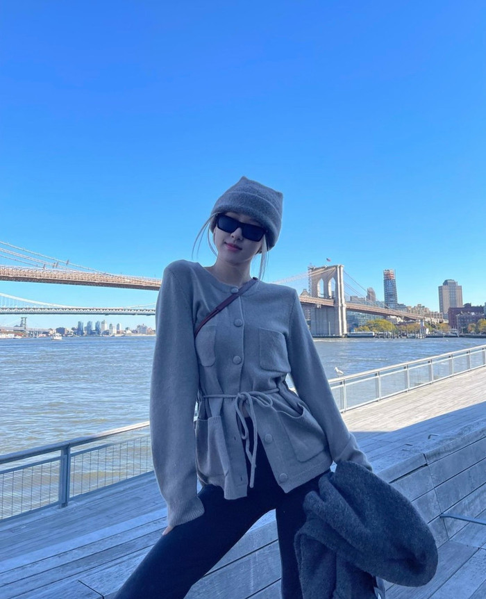 Một em áo len dày dặn cùng quần jean bên trời Tây.