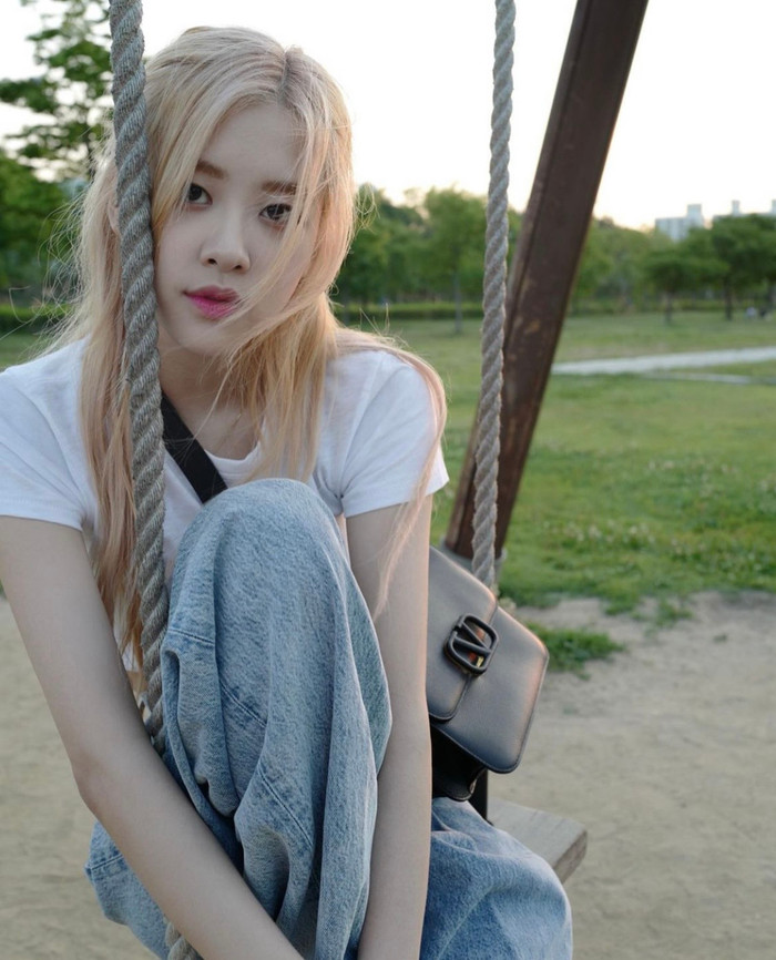 Quần jean áo thun - làm nên thương hiệu Rosé.