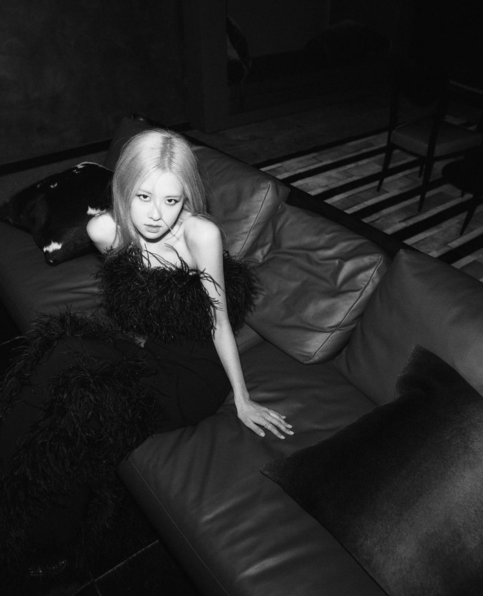 Nhìn Rosé đẹp một cách ma mị và sang trọng.