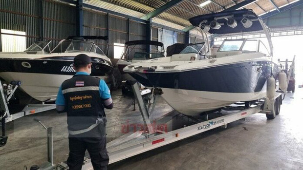 Cận cảnh con thuyền được Tangmo và bạn bè thuê để đi dạo trên sông Chao Phraya.