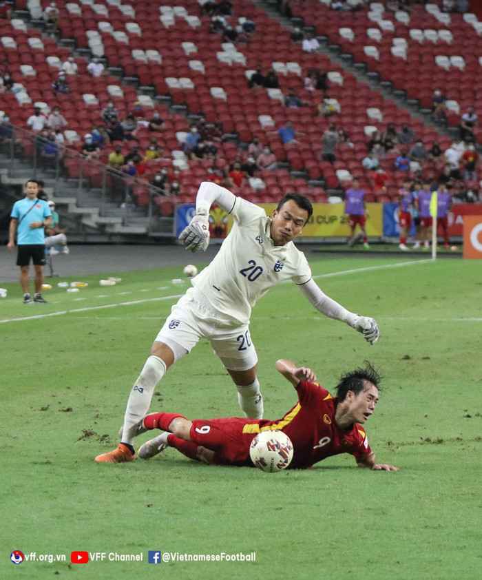 Tuyển Việt Nam cũng từng bị trọng tài đè ép khi đá bán kết AFF Cup 2020 với Thái Lan. Ảnh: VFF