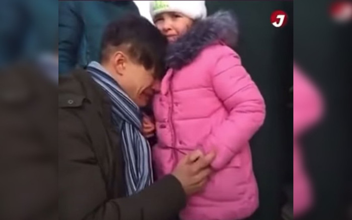 Ông bố trẻ bật khóc, bịn rịn tiễn con gái nhỏ đi sơ tán trong cuộc xung đột Nga - Ukraine Ảnh 2