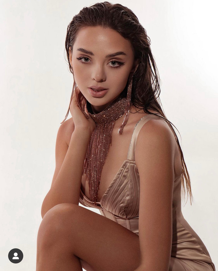 Sở hữu vóc đang cực chuẩn và nóng bỏng, Dianka đã gia nhập showbiz với nghề người mẫu.