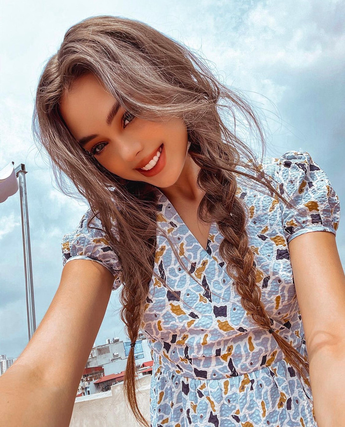 Nhan sắc của bạn gái Bùi Tiến Dũng được nhận xét xinh đẹp như búp bê.