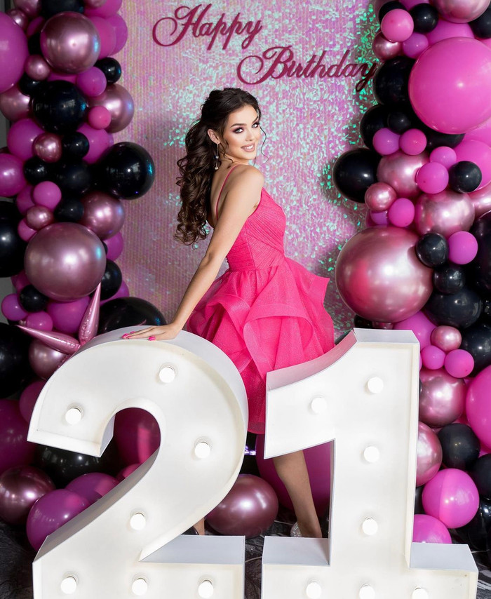 Nhan sắc xinh đẹp của Dianka được nhận xét khác biệt hoàn toàn so với các nàng WAGs của bóng đá Việt Nam.