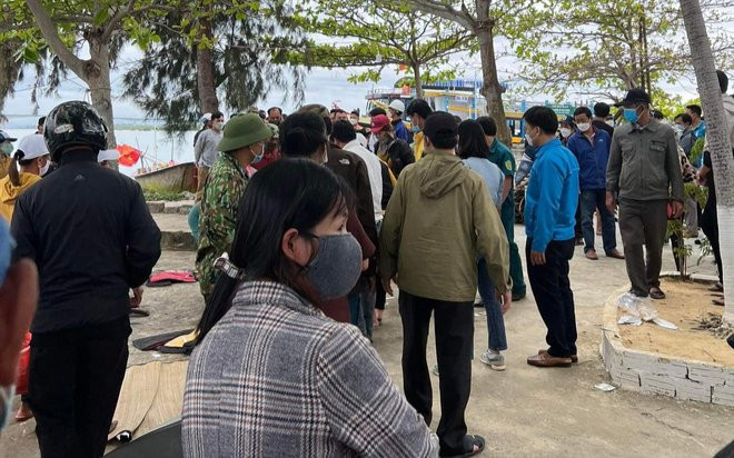 Chìm cano chở 35 du khách trên biển Cửa Đại, ít nhất 10 người tử vong Ảnh 2