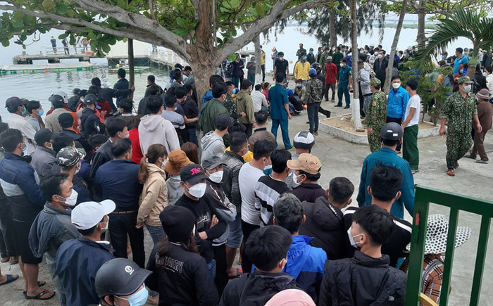 Người dân tập trung về biển Cửa Đại ngóng đợi tin tức nạn nhân.