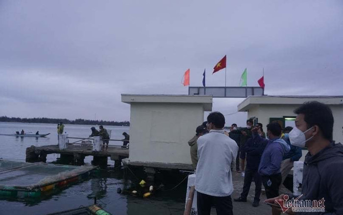 Nguyên nhân vụ chìm tàu ở biển Cửa Đại: Do sóng đánh lật úp nên nhiều người mắc kẹt không ra được Ảnh 2