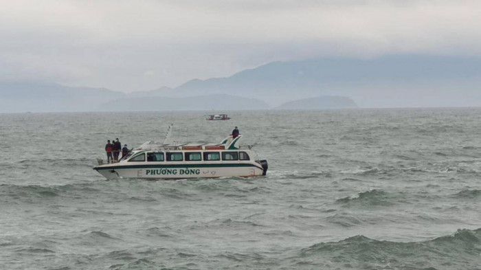 Tàu cao tốc Phương Đông thuộc Công ty TNHH Du lịch Phương Đông, có trụ sở tại TP.Hội An tỉnh Quảng Nam. Tàu gặp nạn khi đang từ đảo Cù Lao Chàm trở về đất liền. Ảnh: Báo Giao Thông