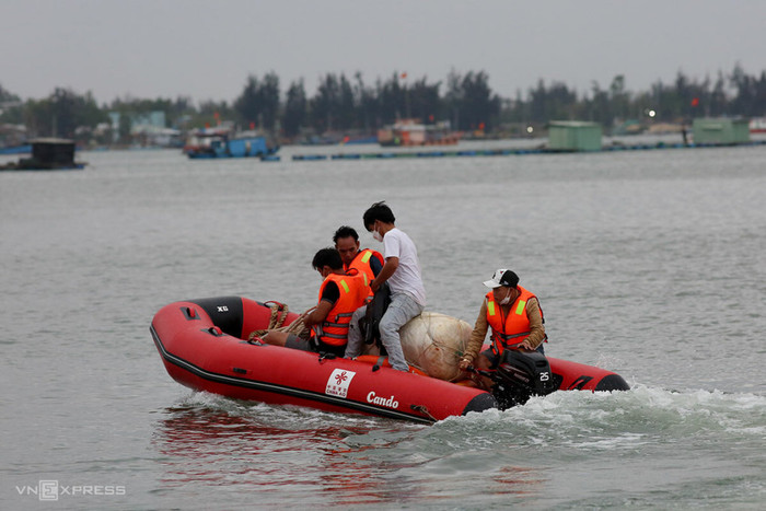 Xuồng cứu hộ được huy động tìm kiếm nạn nhân. Ảnh: VNE