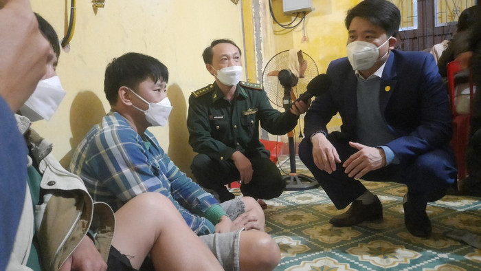 Ông Trần Văn Tân (phải), Phó Chủ tịch UBND tỉnh Quảng Nam động viên các du khách may mắn thoát nạn. Ảnh: Báo Thanh Niên