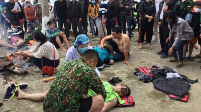 Rất đông người dân có mặt tại hiện trường vụ việc