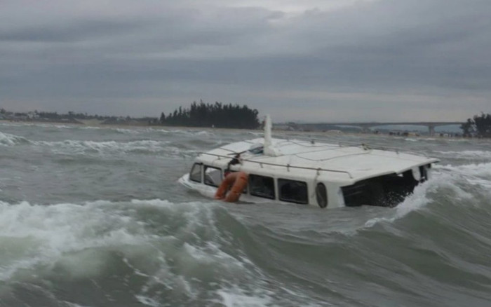 Khoảnh khắc ca nô chở 39 người bị lật ở biển Cửa Đại Ảnh 2