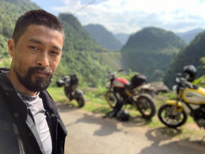 Dù cắt tóc ngắn nhưng Johnny Trí Nguyễn vẫn để râu.