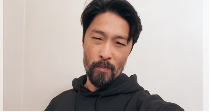  Johnny Trí Nguyễn trước khi cạo râu.