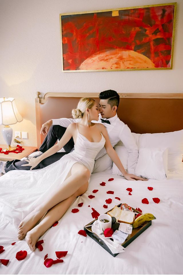 Cả hai thể hiện tình cảm một cách thái quá.