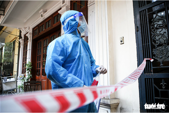 Phát thuốc cho F0 tại ở nhà ở quận Đống Đa (Hà Nội) - Ảnh: HÀ QUÂN