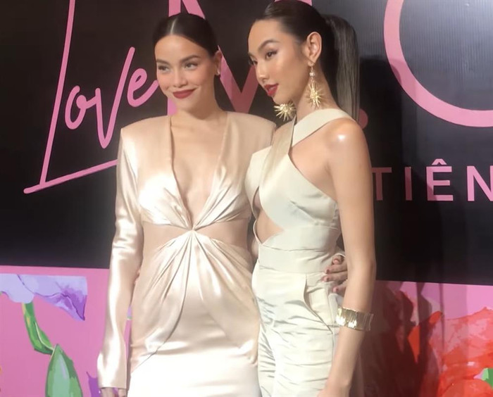 Phần bụng lộ ra rõ rệt dưới lớp vải. 