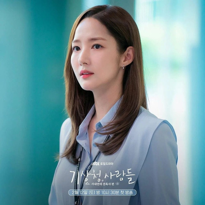 Bên cạnh những mẫu áo blazer được trưng diện nhiều lần, cô nàng cũng rất chú trọng đến kiểu dáng và chất liệu của những chiếc áo sơ mi. Hình dáng áo vẫn được giữ nguyên, tuy nhiên việc thêm thắt chi tiết sao cho ấn tượng luôn được quan tâm.