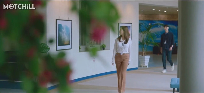 Một dáng áo sơ mi truyền thống nên nền vải len mỏng nhẹ trong một phân đoạn trong phim.