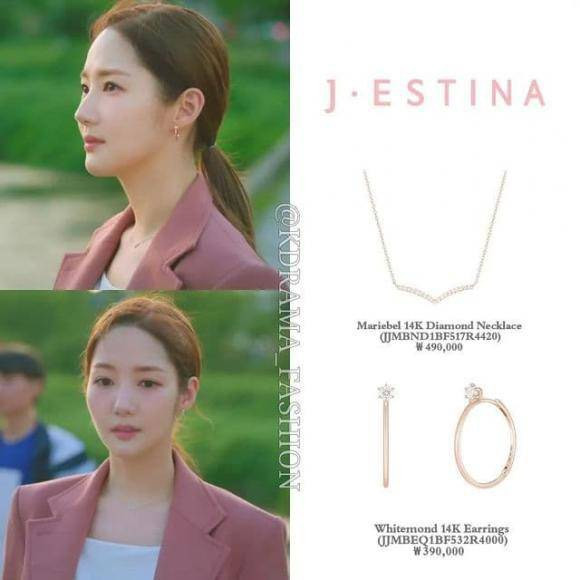 Jin Ha Kyung vào vai một trưởng phòng ban Dự báo thời tiết nên cô luôn ưu tiên những thiết kế phụ kiện nhỏ nhắn nhưng thu hút.