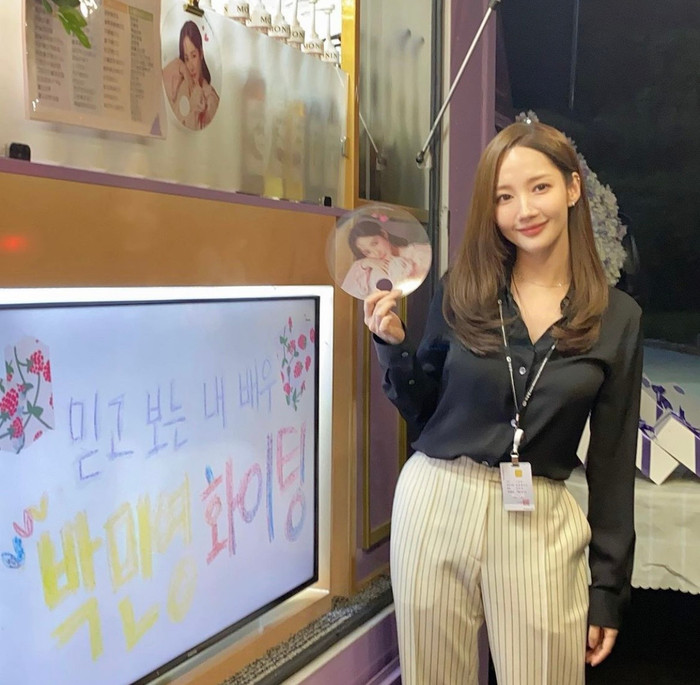 Cô nàng không chỉ chú trọng phần áo, mà rất chịu đầu tư nhiều mẫu quần khác nhau để làm đa dạng hình ảnh nhân vật.Quần tây hoạ tiết kẻ dọc giúp vóc dáng cao ráo và sang trọng hơn rất nhiều.