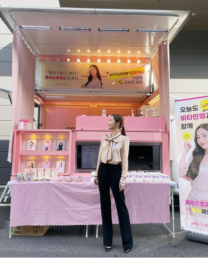 Lần khác, vẫn là quần tây âu nhưng để tạo ra sự khác biệt cô đã lựa chọn một em áo thắt nơ trước ngực. Trông vừa cao ráo vừa thanh lịch, hoàn toàn phù hợp với nhân vật.