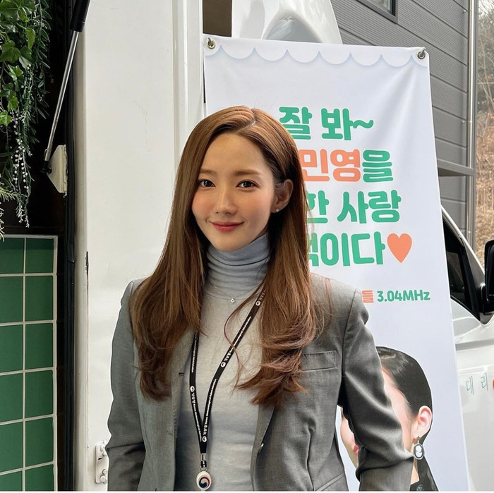 Lâu lâu đổi gió lạnh thì cô nàng diện ngay một em cổ lọ cùng blazer tối màu, vừa giữ ấm vừa lịch thiệp.